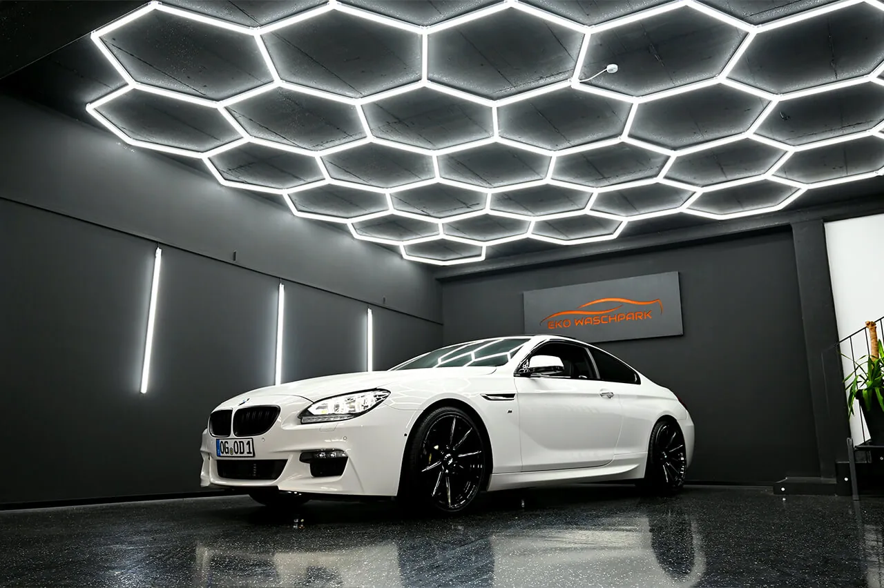 Aufbereiteter BMW in der Halle des Eko Waschparks