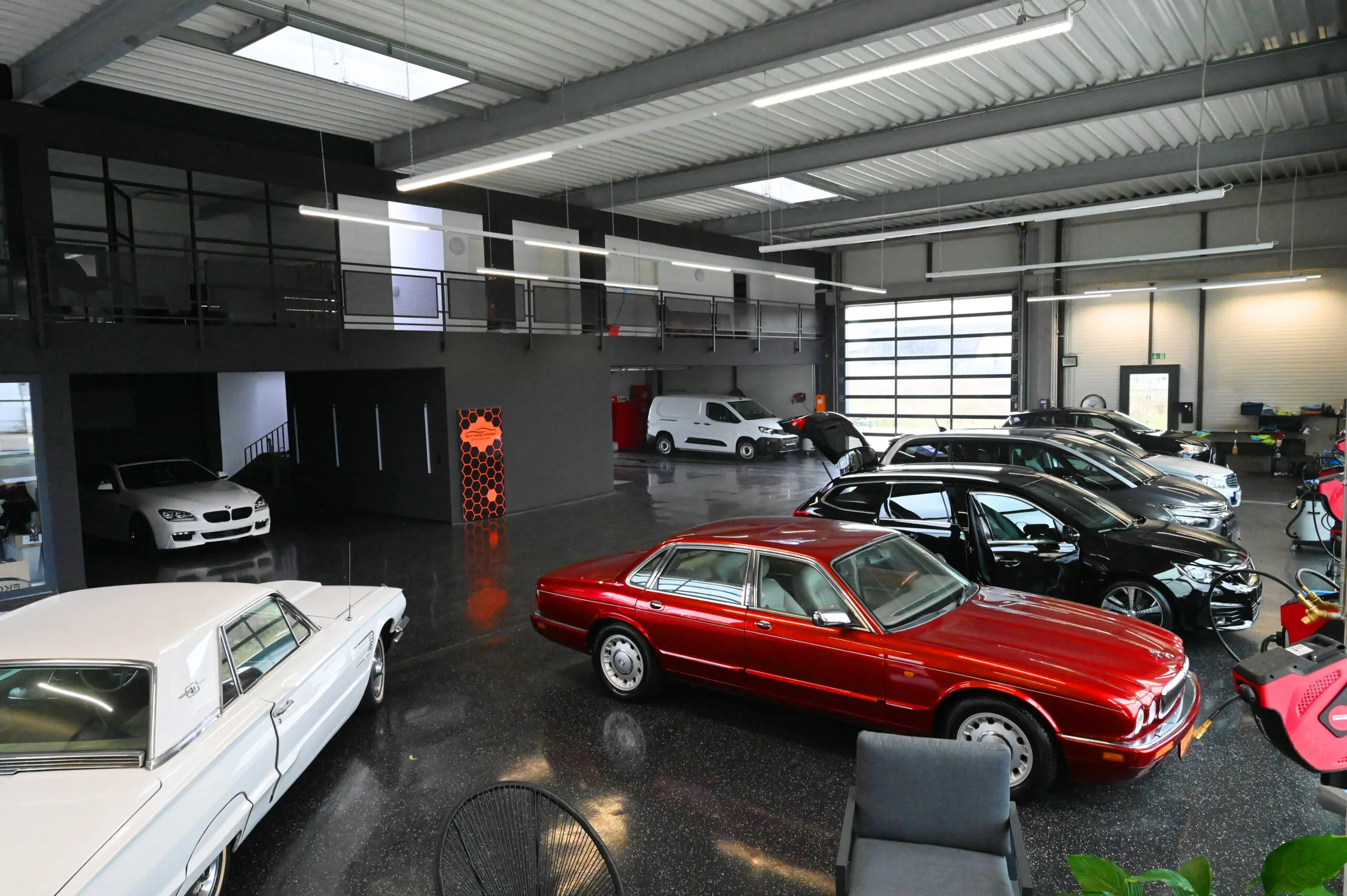 Halle des Eko Waschparks mit Oldtimern und Kundenfahrzeugen